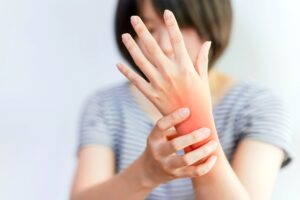 hand and wrist pain in woman